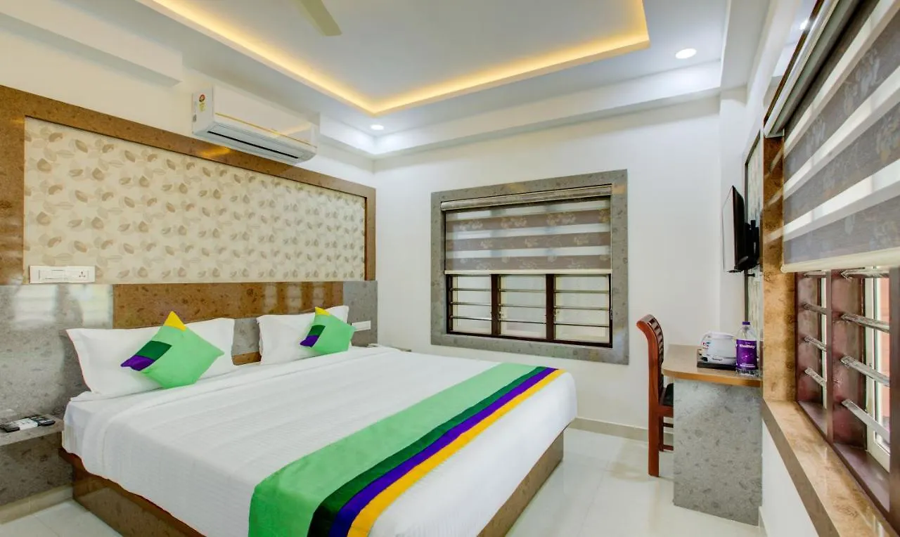 Treebo Love Shore Residency, 290 M From Lakeshore Hospital Kochi Hotel