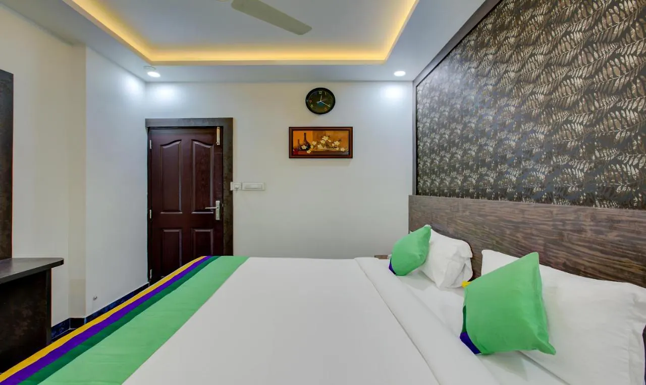 Treebo Love Shore Residency, 290 M From Lakeshore Hospital Kochi