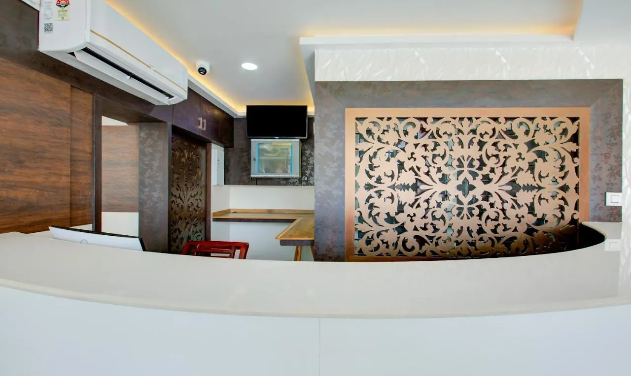 Treebo Love Shore Residency, 290 M From Lakeshore Hospital Kochi