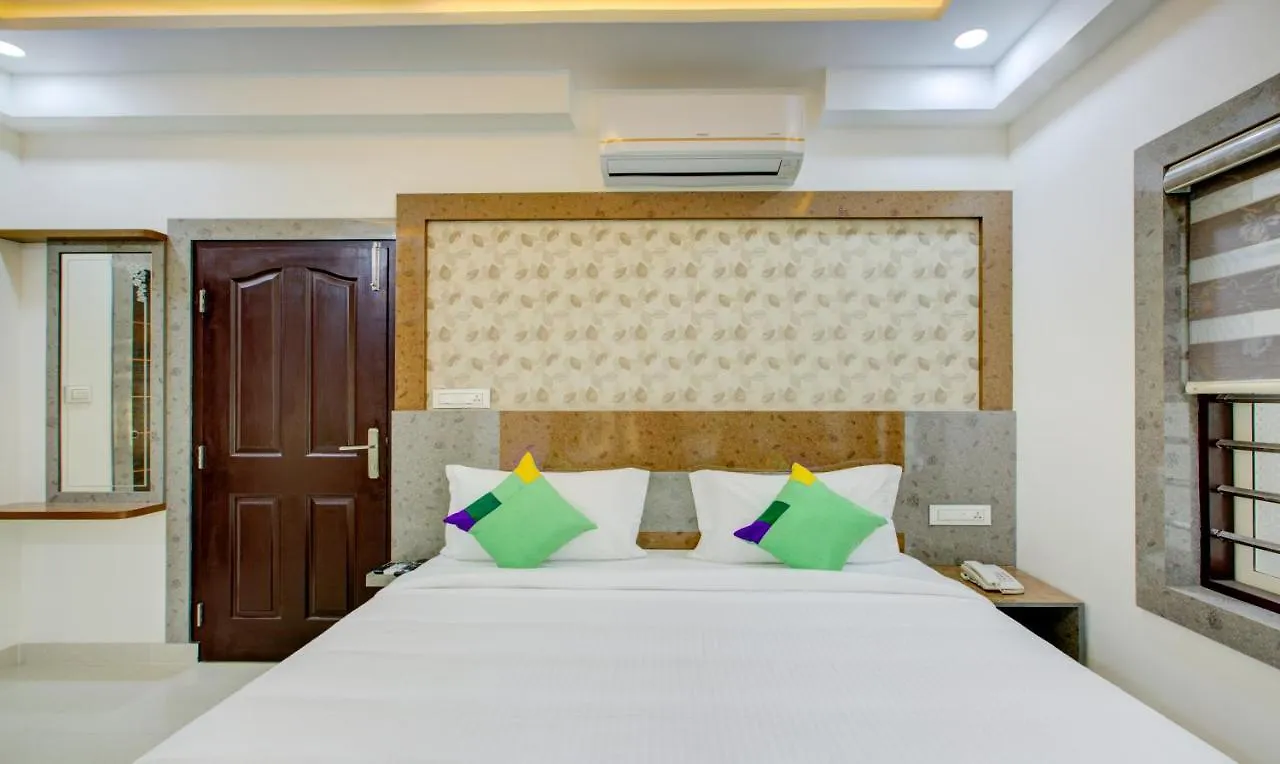 Treebo Love Shore Residency, 290 M From Lakeshore Hospital Kochi Hotel
