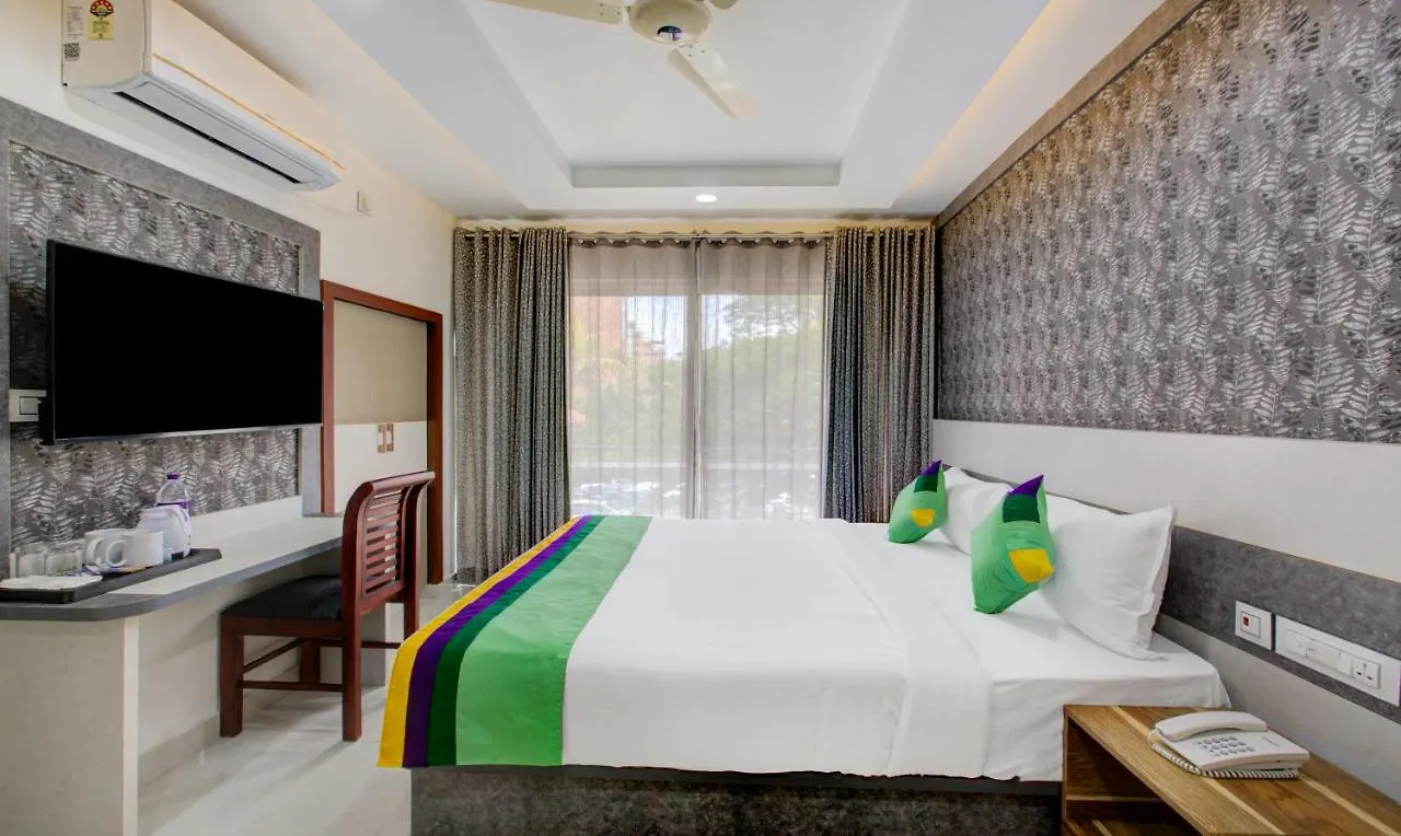 Treebo Love Shore Residency, 290 M From Lakeshore Hospital Kochi
