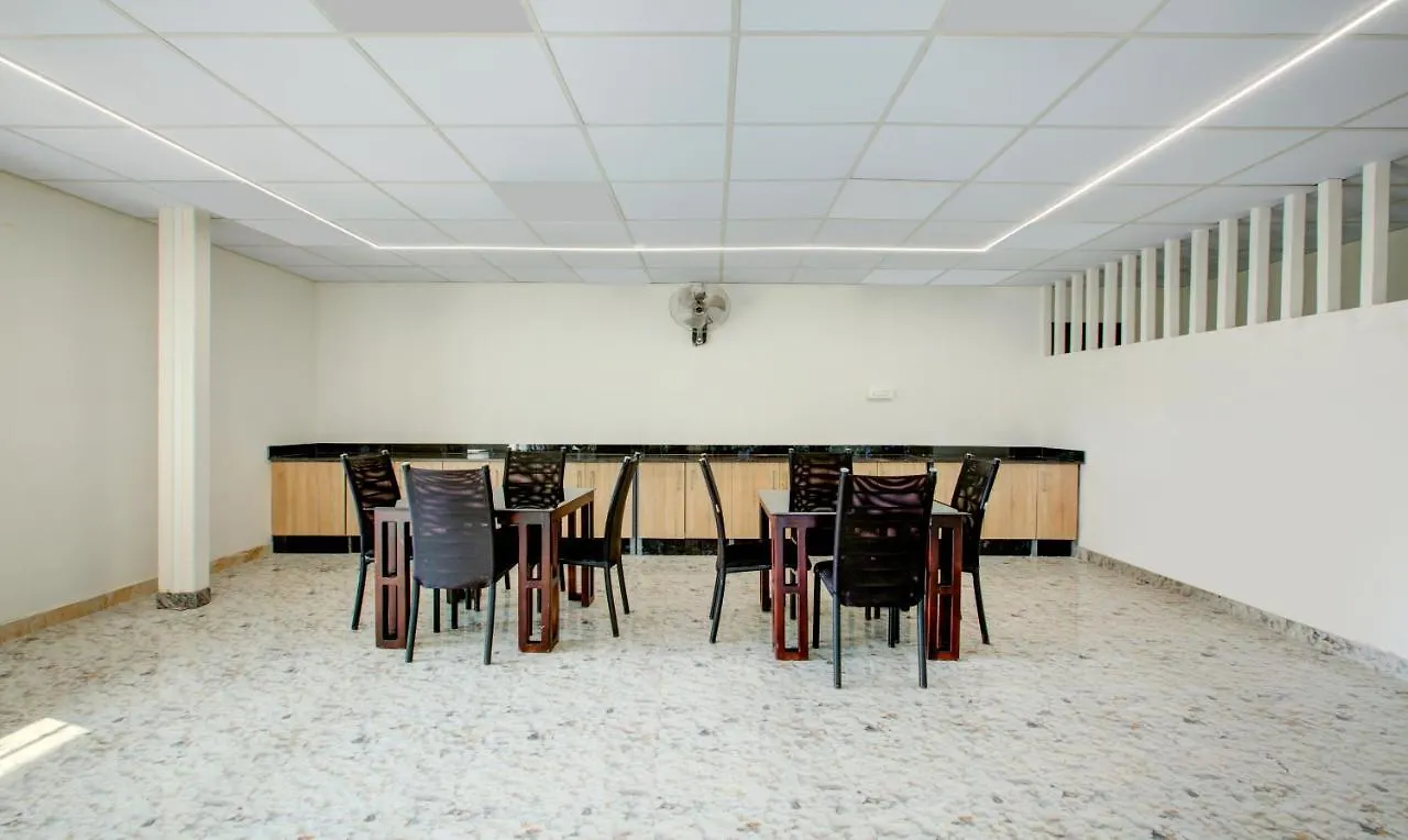 Treebo Love Shore Residency, 290 M From Lakeshore Hospital Kochi Hotel