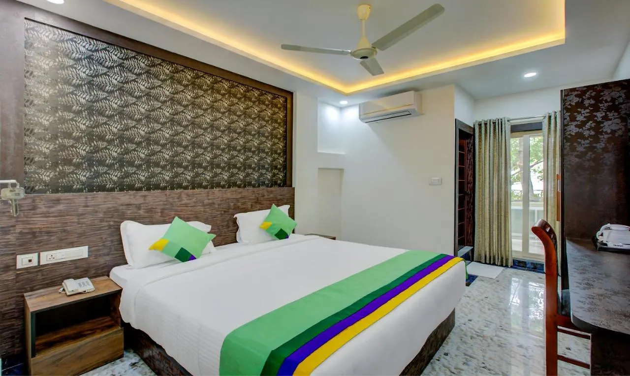 Treebo Love Shore Residency, 290 M From Lakeshore Hospital Kochi