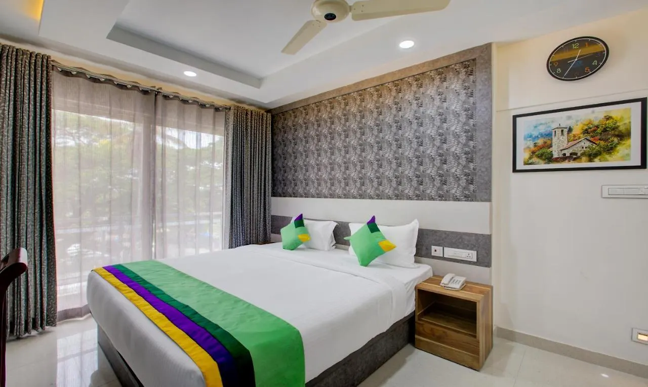 Treebo Love Shore Residency, 290 M From Lakeshore Hospital Kochi