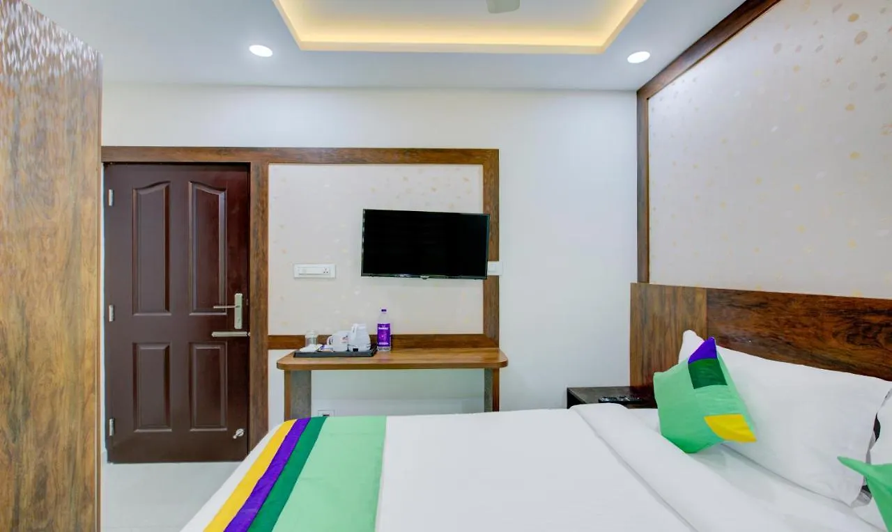 Treebo Love Shore Residency, 290 M From Lakeshore Hospital Kochi