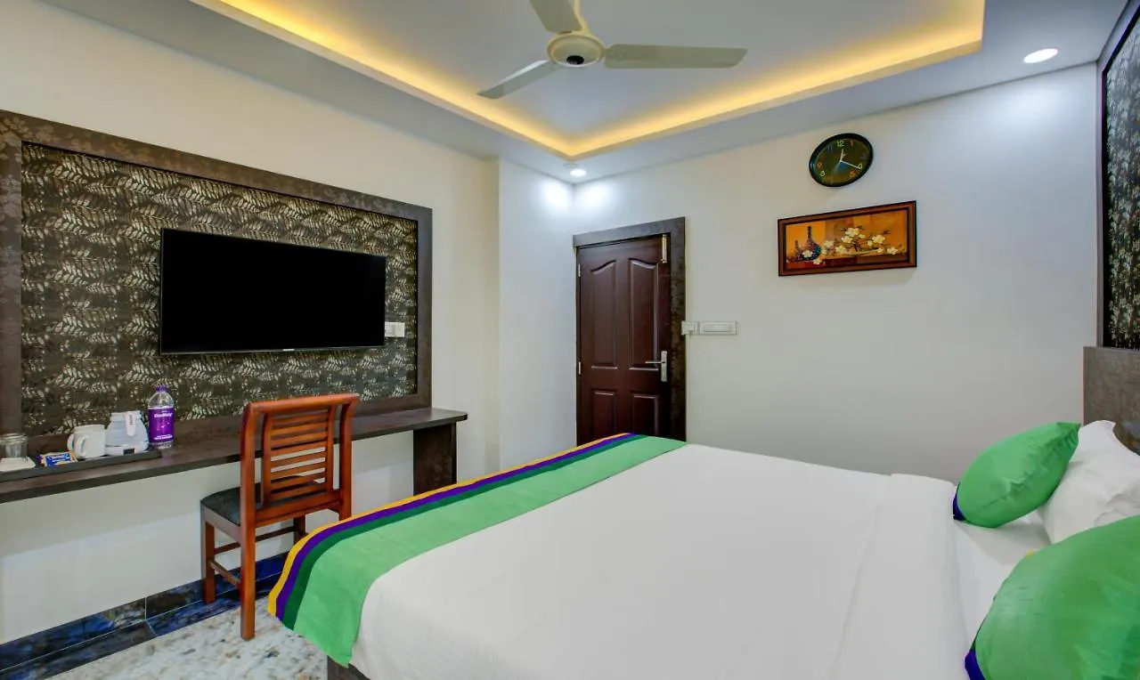 Treebo Love Shore Residency, 290 M From Lakeshore Hospital Kochi