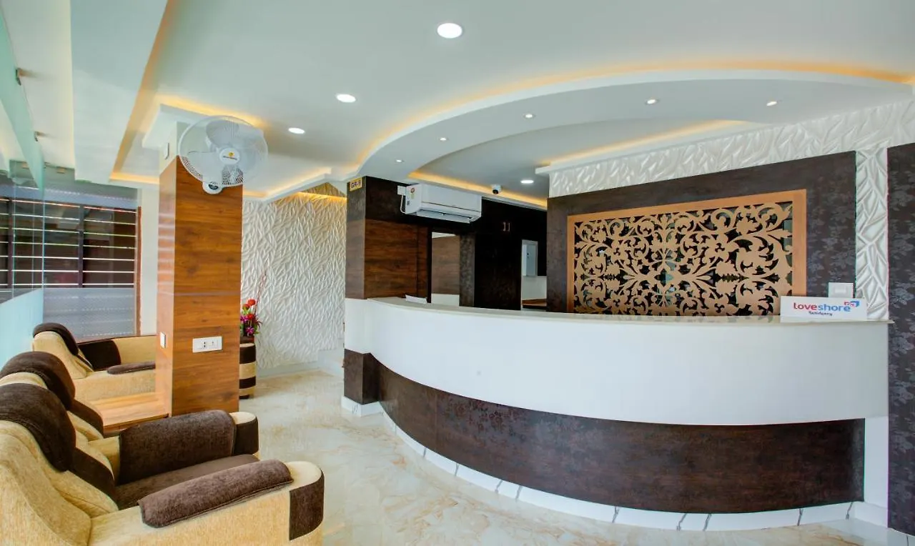 Hotel Treebo Love Shore Residency, 290 M From Lakeshore Hospital Kochi